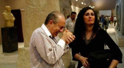 ما قصة هذه الصورة وسبب بكاء الرجل فيها؟