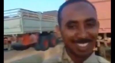 حقيقة “فيديو” ضباط من الجيش السوداني يسلمون أسلحة وذحيرة للتنظيمات الإرهابية علي حدود ليبيا .