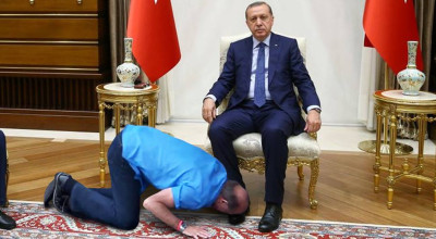 حقيقة صورة تقبيل حذاء اردوغان