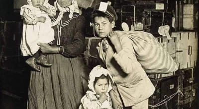 مضلل: هذه الصورة لعائلة إيطالية مهاجرة إلى أمريكا في 1905 وليس إلى ليبيا 