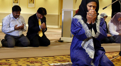 هذه المرأة لم تؤم مصلين في الإمارات.. إليك حقيقتها