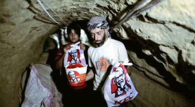 صورة قديمة تعود لموظف في شركة فلسطينية يقوم بتهريب وجبات طعام من مصر لغزة