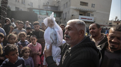 الفيديو لطفلٍ حقيقي وليس &#8220;دمية&#8221; كما تدّعي بعض الحسابات العبرية والغربية