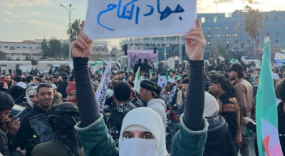 صورة مفبركة واللافتة لا تحمل عبارة "الشعب يريد جهاد النكاح".