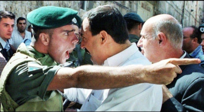 من الشخص الظاهر بالصورة