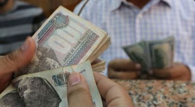 ما هي العلاقة بين رفع الفائدة وسعر صرف الدولار؟