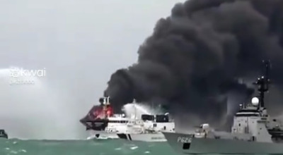 الفيديو يعود لحريق حاويات في سريلانكا وليس لاستهداف الحوثيين لسفينة امريكية
