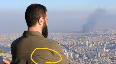 القميص الذي يرتديه الجولاني لشركة ملابس صينية وليست عبارة صهيونية