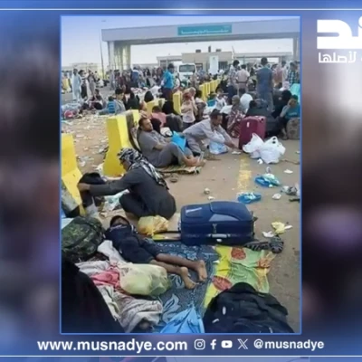الصورة لا تُظهر حجاجًا يمنيين بل نازحين عالقين على الحدود السعودية عام 2015