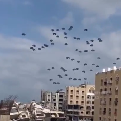 فيديو قديم لعملية إنزال جوي للمساعدات على قطاع غزة يعاد نشرها على أنها عملية إنزال إسرائيلية حديثة