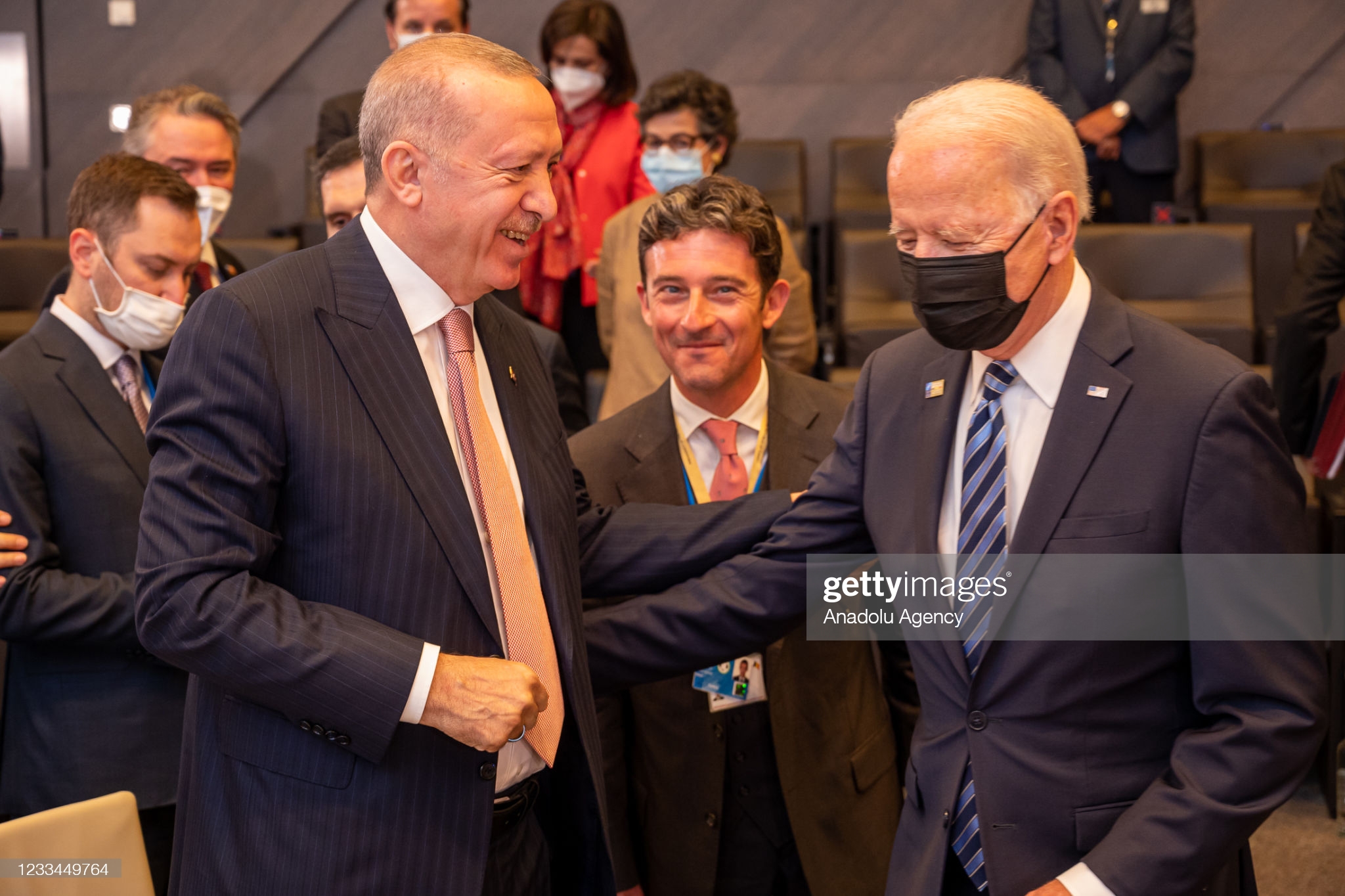 أردوغان لم يقبل يد الرئيس الأمريكي جو بايدين