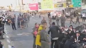 حقيقة صورة تعقيم الاحتلال عدداً من متديني اليهود المتجمهرين