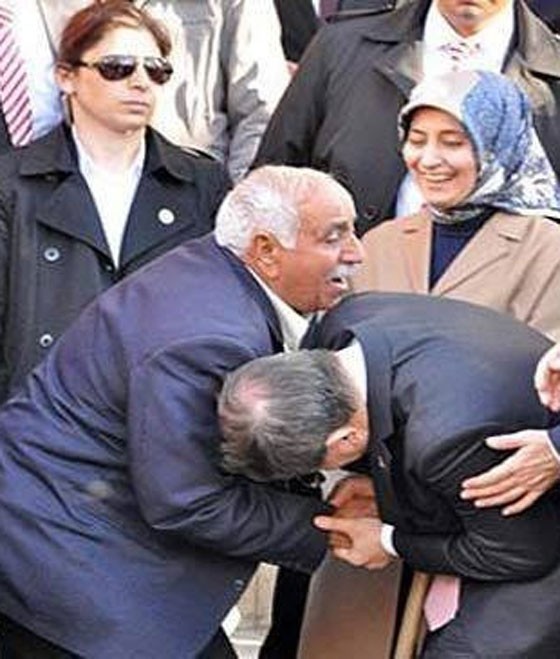 هذه الصورة الصورة لأوغلو وليست لقاضي أردني