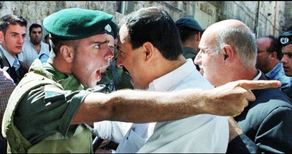 من الشخص الظاهر بالصورة