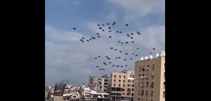 فيديو قديم لعملية إنزال جوي للمساعدات على قطاع غزة يعاد نشرها على أنها عملية إنزال إسرائيلية حديثة