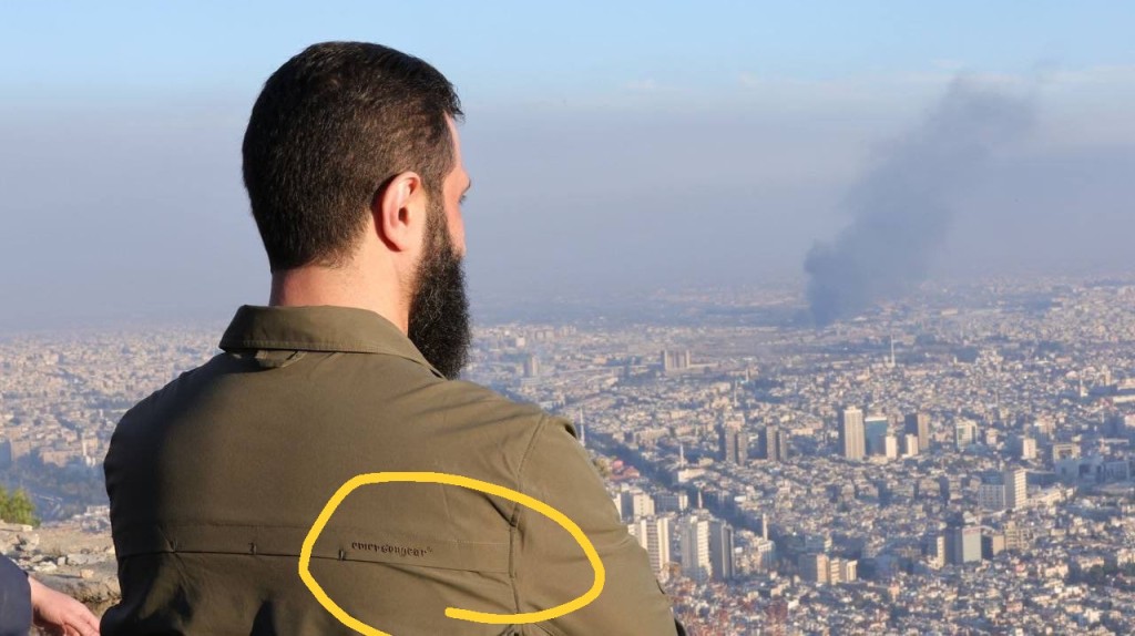 القميص الذي يرتديه الجولاني لشركة ملابس صينية وليست عبارة صهيونية