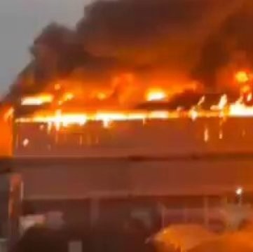 الصورة لحريق مصنع بلاستيك وليست لاستهداف مصافي النفط في حيفا