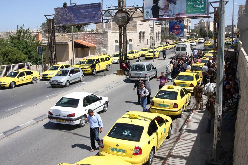 حقيقة صورة تغيير ألوان السيارات العمومية في فلسطين